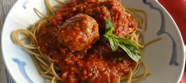Паста с фрикадельками в томатном соусе