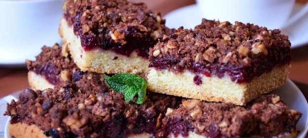 Песочные квадратики с вишней и шоколадной посыпкой