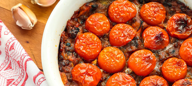 Запеканка из чечевицы с помидорами и беконом