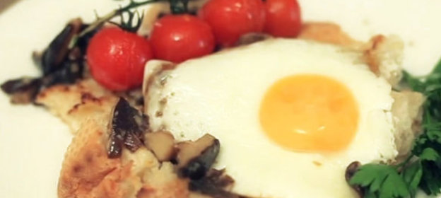 Яичница-глазунья с грибами и печеными помидорами