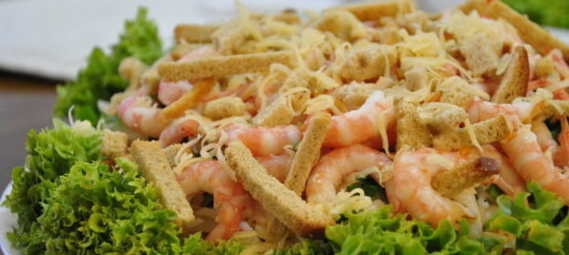 Салат «Цезарь» слоеный с креветками и крабовыми палочками