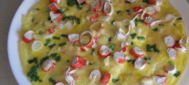 Омлет с крабовыми палочками и сыром
