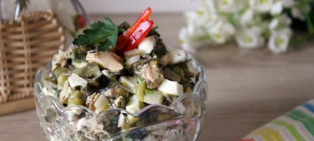 Салат с консервированной скумбрией и морской капустой