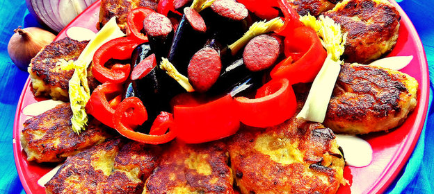 Картофельные оладьи с колбасками и запечённым в СВЧ перцем