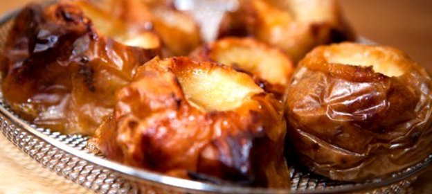 Яблоки, запеченные с вишневым джемом