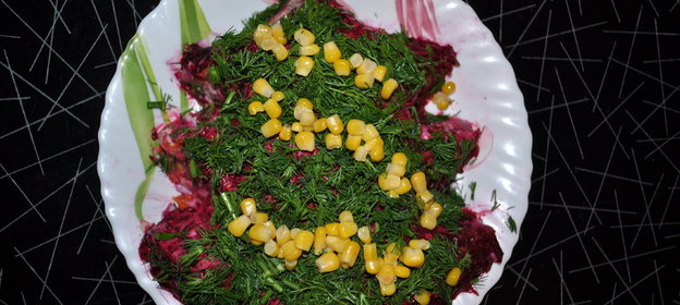 Традиционный новогодний салат «Под шубой» в оригинальном оформлении