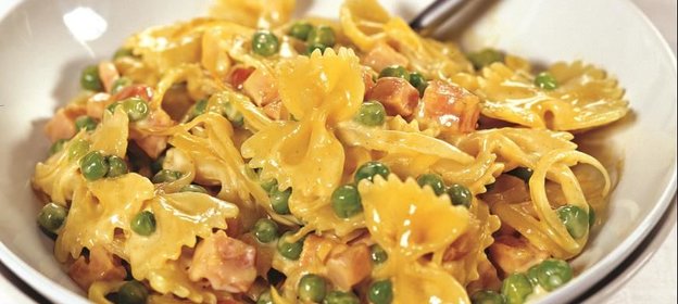 Паста с зеленым горошком и ветчиной