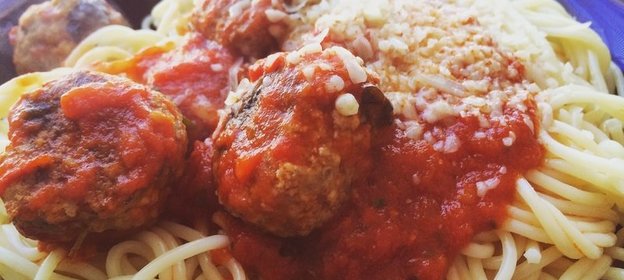 Спагетти с мясными шариками в томатном соусе