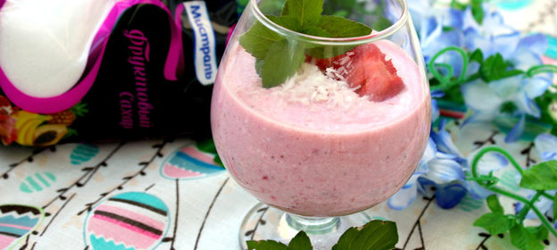 Творожный смузи с клубникой и кокосом