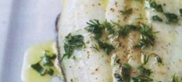 Морской язык со свежей зеленью