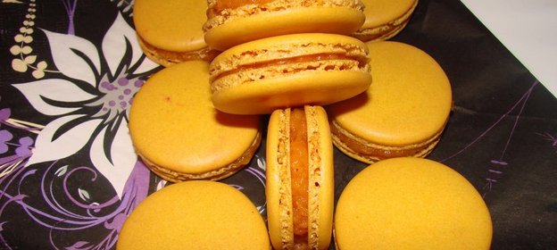 Макаронс с желе из кураги