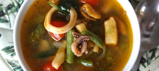 Средиземноморский суп с морепродуктами, черри и стручковой фасолью