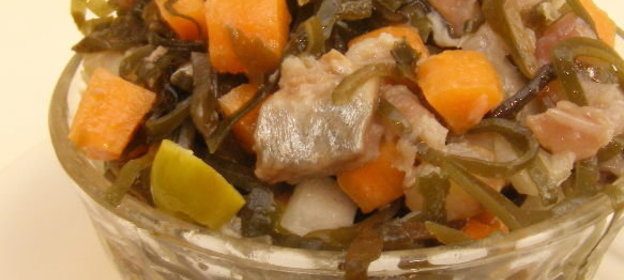 Салат из морской капусты с сельдью и овощами