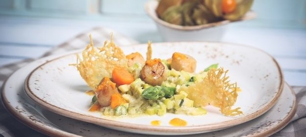 Морской гребешок с овощным ризотто
