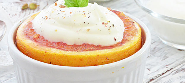 Грейпфрут с йогуртом и кардамоном