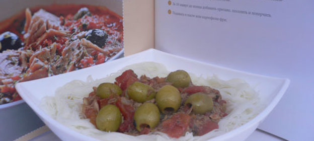 Рисовая вермишель со средиземноморским соусом из тунца