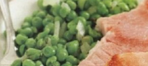 Форель отварная с солеными огурцами