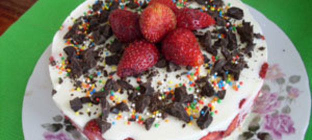 Десерт с клубникой и шоколадом