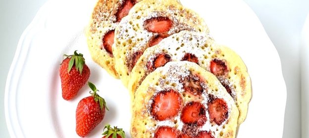 Клубничные оладьи