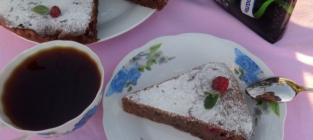 Шоколадный манник с малиной