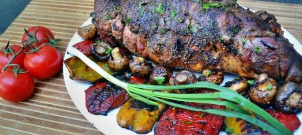 Салат из морской капусты с луком и огурцами