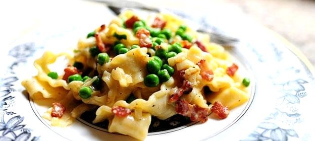 Паста Карбонара с зеленым горошком