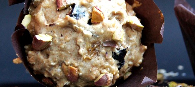 Цельнозерновые маффины с овсяными хлопьями, черносливом и миндалем