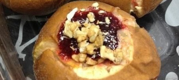 Запеченные яблоки с орехами и джемом