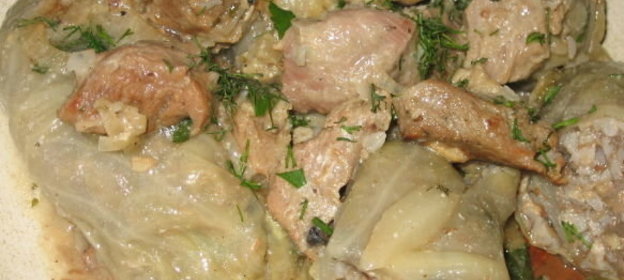 Голубцы с гречкой, грибами и мясным соусом