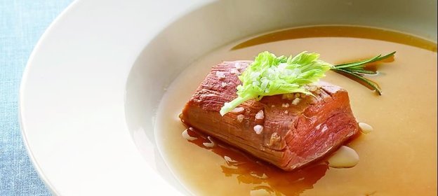 Молочная телятина в крепком бульоне с травами