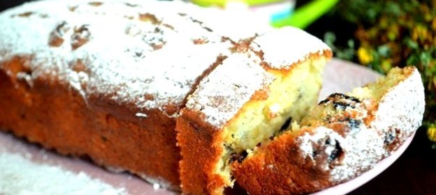 Пышный творожный кекс с изюмом