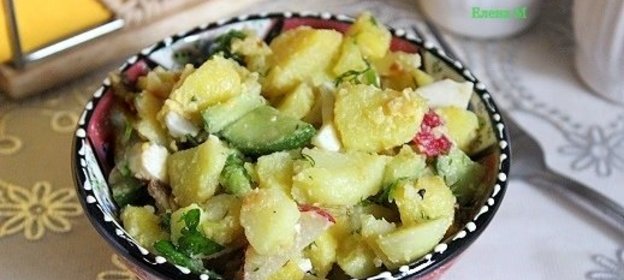 Картофельный салат с жареным луком и свежими овощами