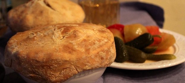 Пельмени в соусе из белых грибов под хлебной шапкой