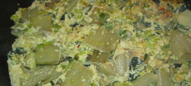 Яичница-запеканка с мангольдом, пореем и сыром