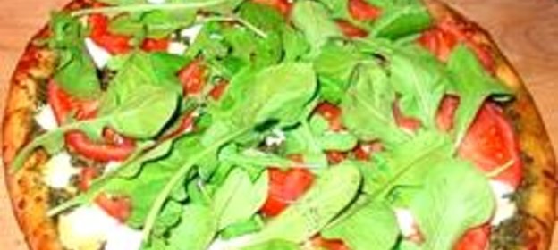 Пицца с сыром из козьего молока и рукколой