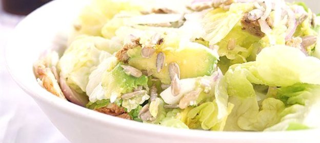 Салат «Цезарь» с курицей и авокадо