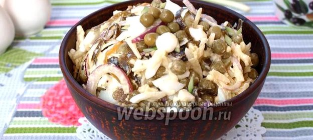 Салат с морской капустой, горошком и яйцом