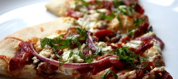 Пицца с луком и колбасой