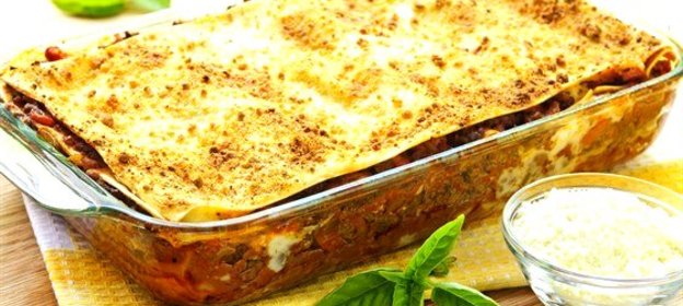 Лазанья с колбасным фаршем и ветчиной