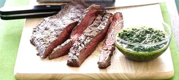 Бифштекс с соусом из чеснока и петрушки