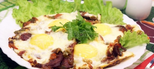 Яичница глазунья с помидорами и халапеньо