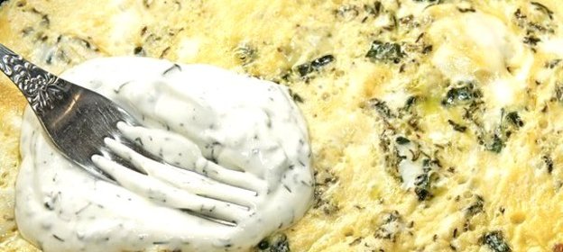 Яичница по‑азербайджански с зеленью (Кюкю)