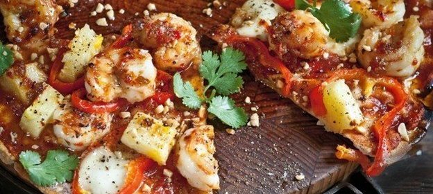 Пицца с острыми креветками и ананасом