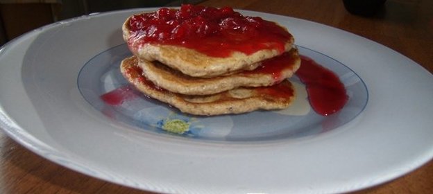 Миндальные оладьи с брусничным соусом