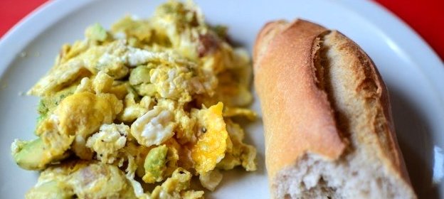 Яичница с авокадо