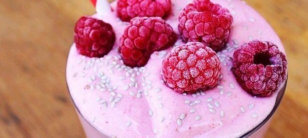 Смузи с малиной и семенами чиа