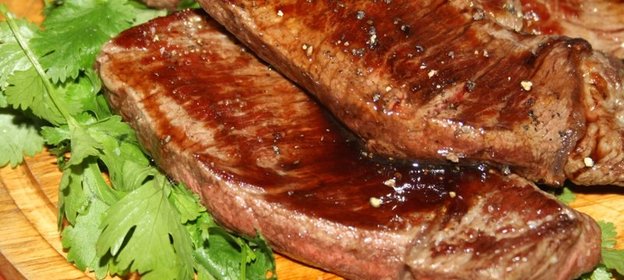 Стейки из мраморной говядины с кинзой, черным перцем и наршарабом