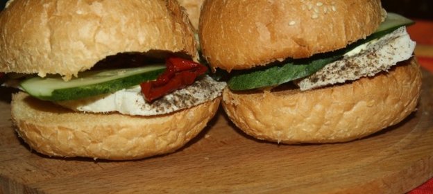 Бургеры с отварным куриным филе и вялеными томатами