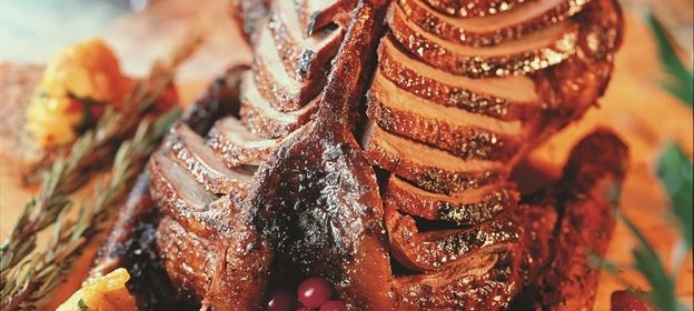 Жареный гусь с банановым хлебом и чатни