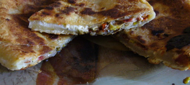 Лепешка с брынзой, черемшой и вялеными помидорами